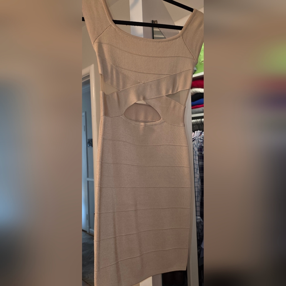 Kardashian bebe Cream Backless bandage Dress in size M. Excellent condition!